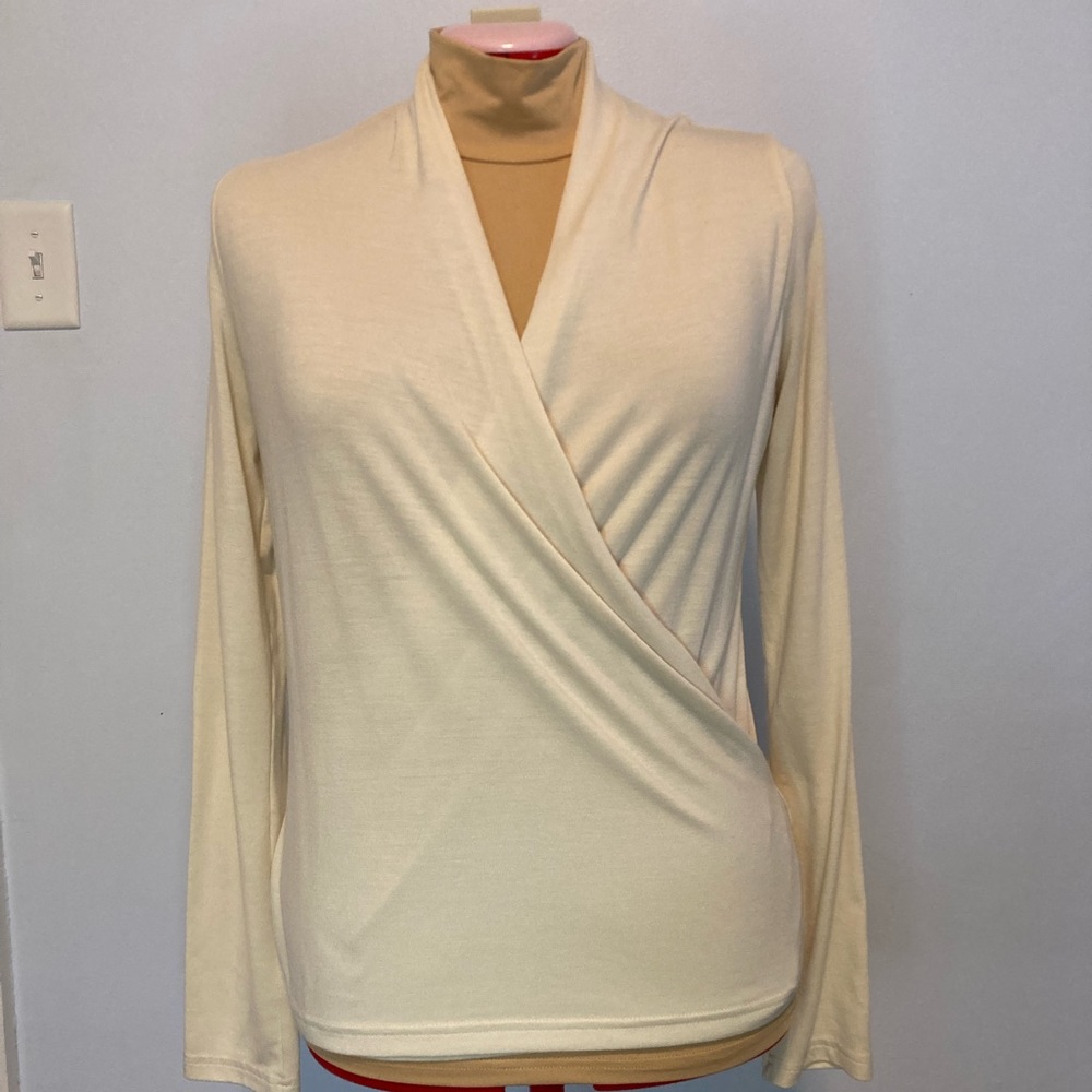 Banana Republic threadsoft wrap top cream sz M